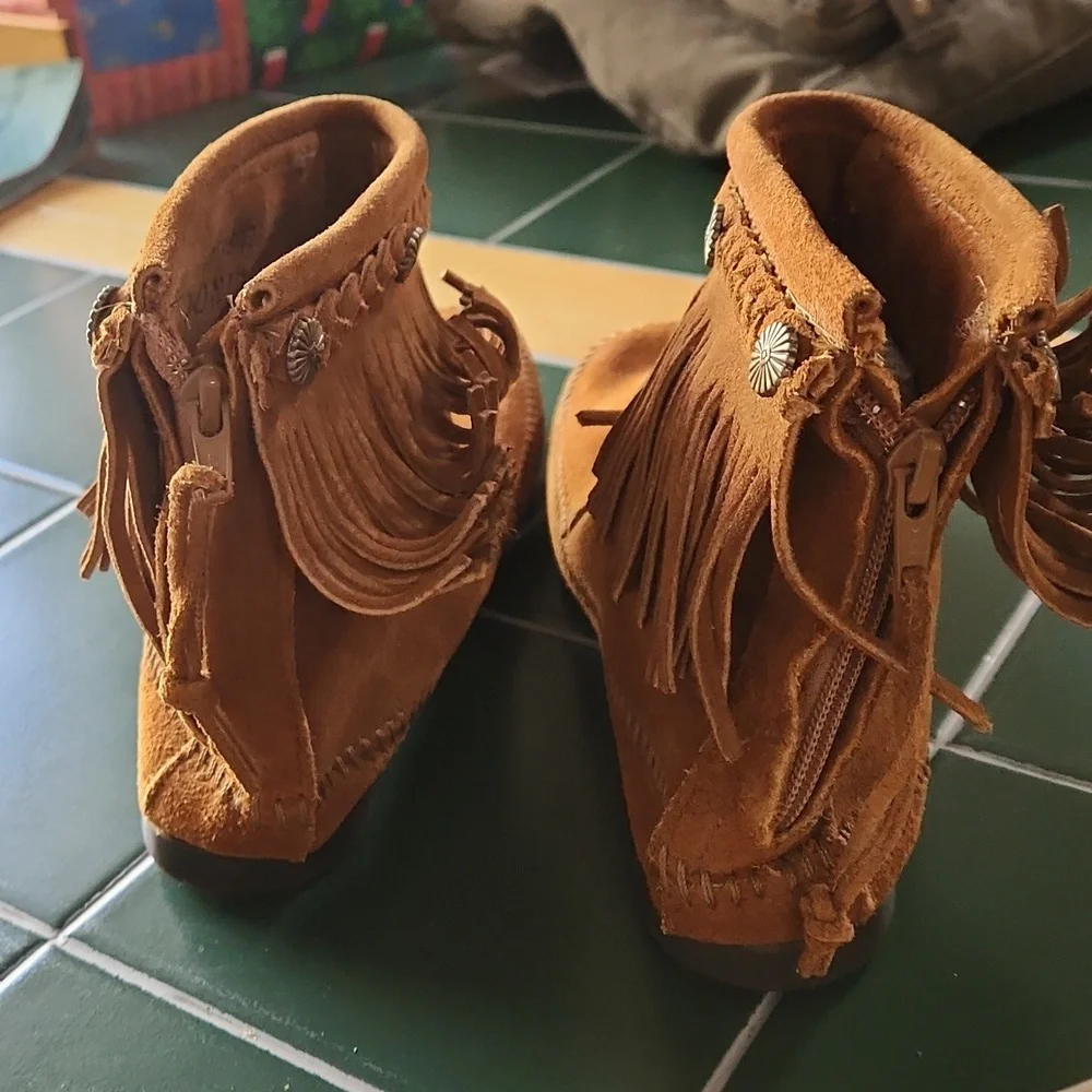 Minnetonka fringed Suede Ankle Boots - Picture 3 of 3